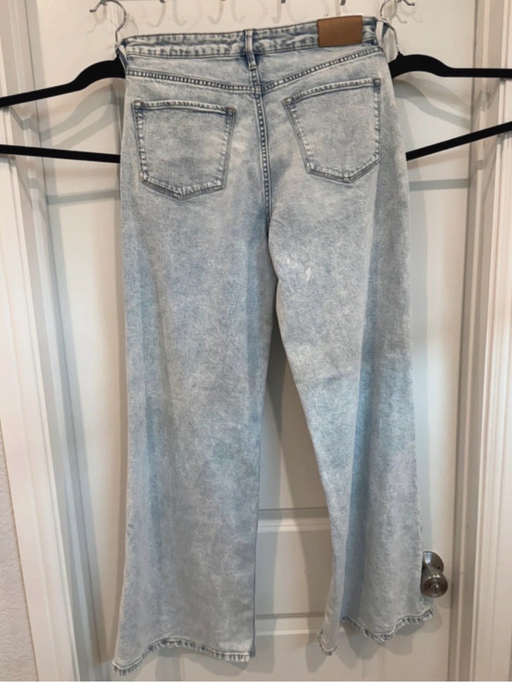 Light Wash Women's Wide-Leg Jeans - Pale Blue